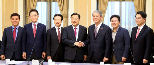 새누리당 김정훈 정책위원장, 김용태 정무조정위원장과 임종룡 금융위원장, 진웅섭 금융감독원장 등이 2일 국회 귀빈식당에서 가맹점 카드수수료 인하를 협의하고 있다. 왼쪽 부터 박대동, 강석훈, 나성린 의원, 김정훈, 임종룡, 김용태, 진웅섭.